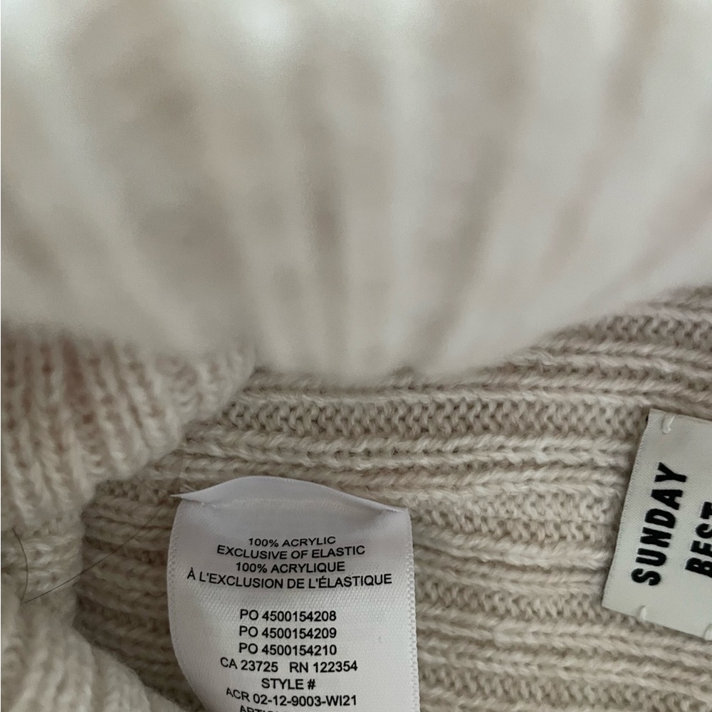 Aritzia Sunday Best Snowflake Beanie - Picture 5 of 5